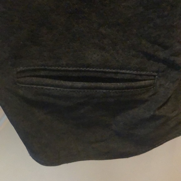 Leather vest with pockets and zipper. - Picture 5 of 6